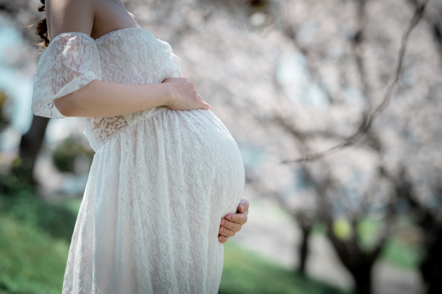 「一生の思い出を残そう！マタニティフォトの撮影時期・衣装・ポーズ完全ガイド」